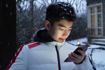 男孩手机雪景好奇心健康的高质量影相