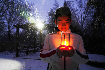 男孩台灯雪景摄影彩色图片拍摄