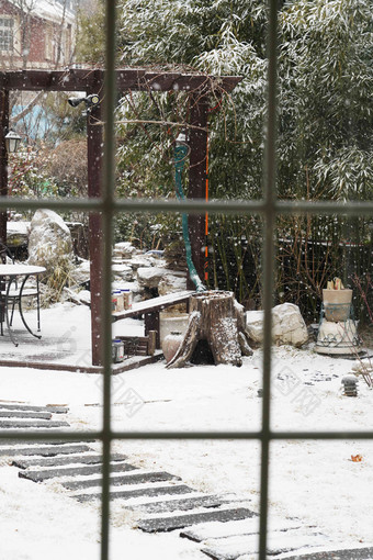 雪景私家花园玻璃窗高档摄影图图片