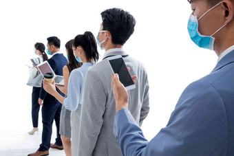 <strong>排队</strong>时看手机的戴口罩的商务人士亚洲写实素材