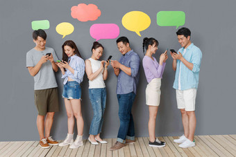 快乐的伴侣用手机聊天软件沟通交流影相
