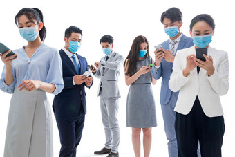 戴口罩的商务人群使用手机