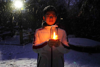 男孩台灯下雪<strong>中学生</strong>休闲活动清晰摄影图