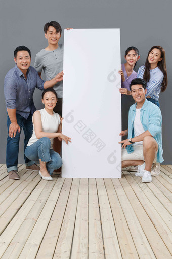 快乐的中青年人扶着白板广告高清素材