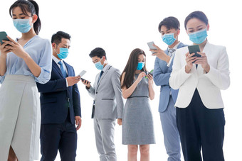戴口罩使用手机的商务人群防护清晰摄影