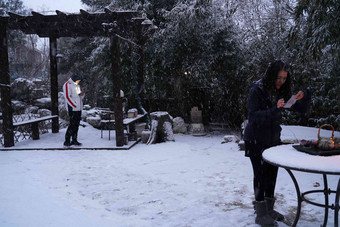 私家花园雪景水平构图摄影