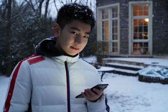 男孩手机花园爱好雪高端拍摄
