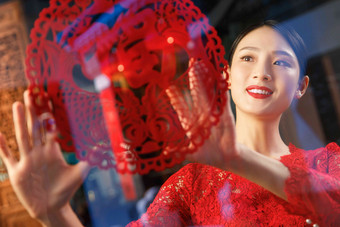 年轻女人窗花中国愿望高端照片