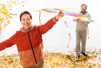 老年夫妇<strong>放风筝</strong>