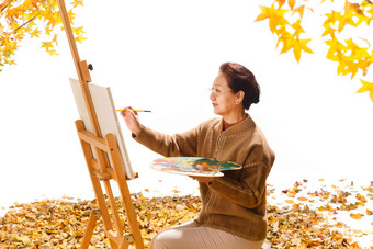 中老年女人在庭院里画画郊游高清图片