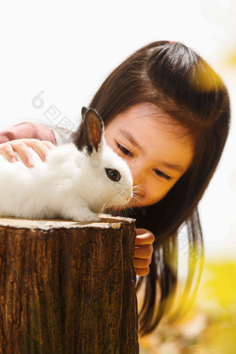 小女孩和小<strong>兔子</strong>