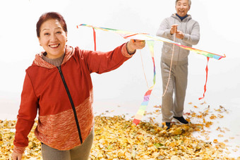 老年夫妇<strong>放风筝</strong>