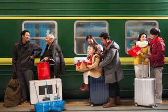 站在火车月台上排队上车的旅客东亚高清拍摄