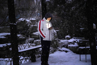 男孩手机中国好奇心雪写实摄影图