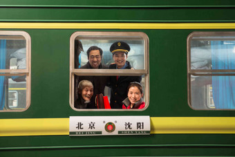 火车乘务员和旅客亚洲高质量相片