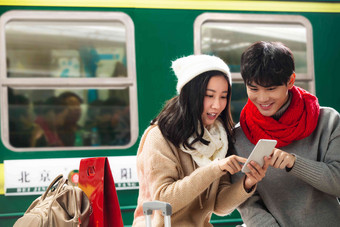 在火车站台上的青年情侣看手机中国清晰镜头