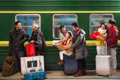 站在火车月台上排队上车的旅客女人照片