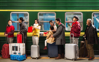 站在火车月台上排队上车的旅客中国相片