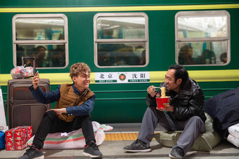 两名男子在火车月台上看手机东方人清晰照片