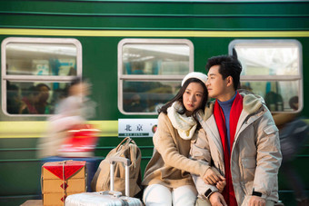 在火车站台上的青年情侣人写实图片