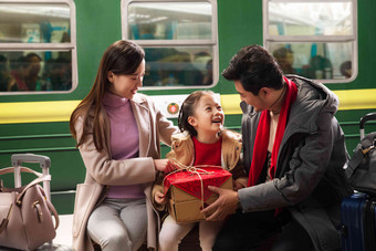 幸福的一家三口在火车站站台中国高质量图片