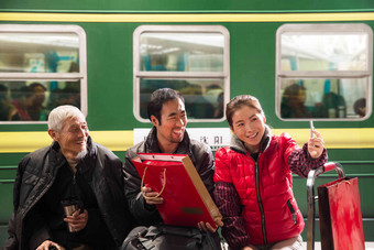 在火车站台上等待的旅客拍照氛围拍摄