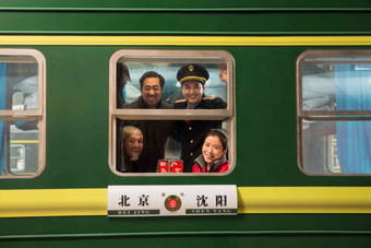 火车乘务员和旅客旅行者氛围摄影