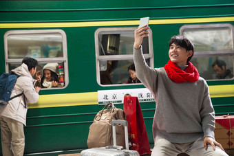 在火车站台上的旅客五个人写实拍摄