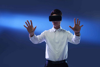 戴VR眼镜男士高科技办公室职员氛围镜头