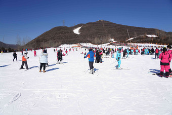 滑雪场雪场运动路东方人场景