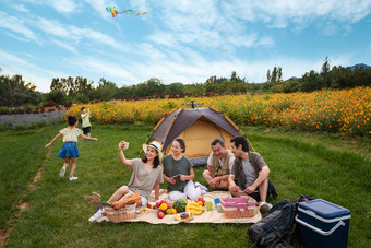 快乐的一家人在郊外野餐中国高清拍摄