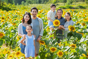 站在花海里的幸福一家人幸福高端照片