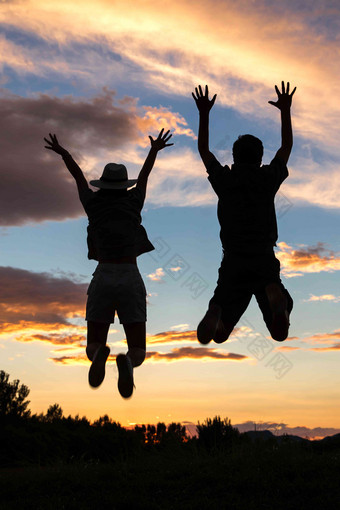 夕阳下<strong>跳跃</strong>的快乐夫妇两个人清晰图片