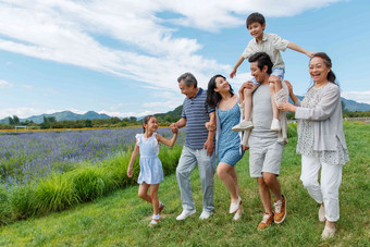 幸福的一家人<strong>在</strong>郊外青年夫妇氛围摄影图