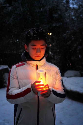 男孩台灯后院户外可爱的氛围素材