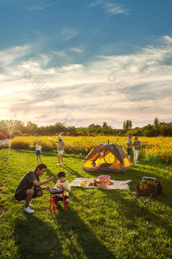 欢乐的一家人在郊外野餐烧烤帐篷氛围素材