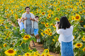 幸福家庭在<strong>花海</strong>里照相青年夫妇氛围相片