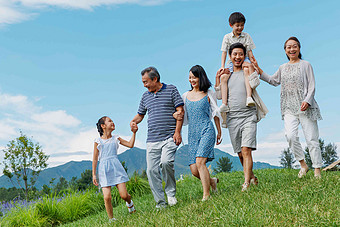 幸福的一家人在郊外祖母高清场景