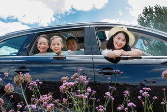 一家人自驾游女人汽车无忧无虑氛围摄影图