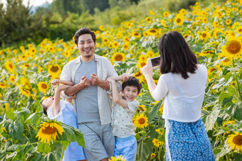 幸福家庭在<strong>花海</strong>里照相青年男人高质量照片