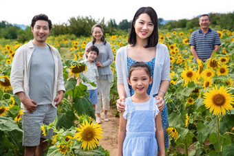 站在花海里的幸福一家人