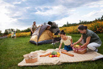 快乐的一家人在郊外野餐儿童高端图片