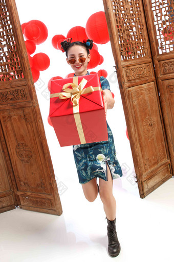 拿着新年礼物的快乐女人中国写实摄影