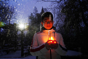 男孩台灯下雪快乐青少年