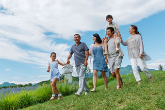 幸福的一家<strong>人</strong>在郊外男<strong>人</strong>影相