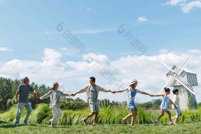 幸福的一家人在郊外中国人氛围场景