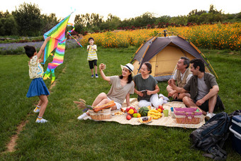 快乐的一家人在郊外野餐家庭氛围场景