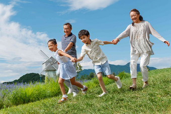 幸福老人和<strong>孩子们</strong>在郊外散步户外<strong>摄影</strong>