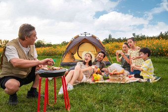 快乐家庭在郊外烧烤野餐露营高端影相