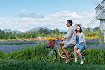 青年夫妇在郊外骑自行车